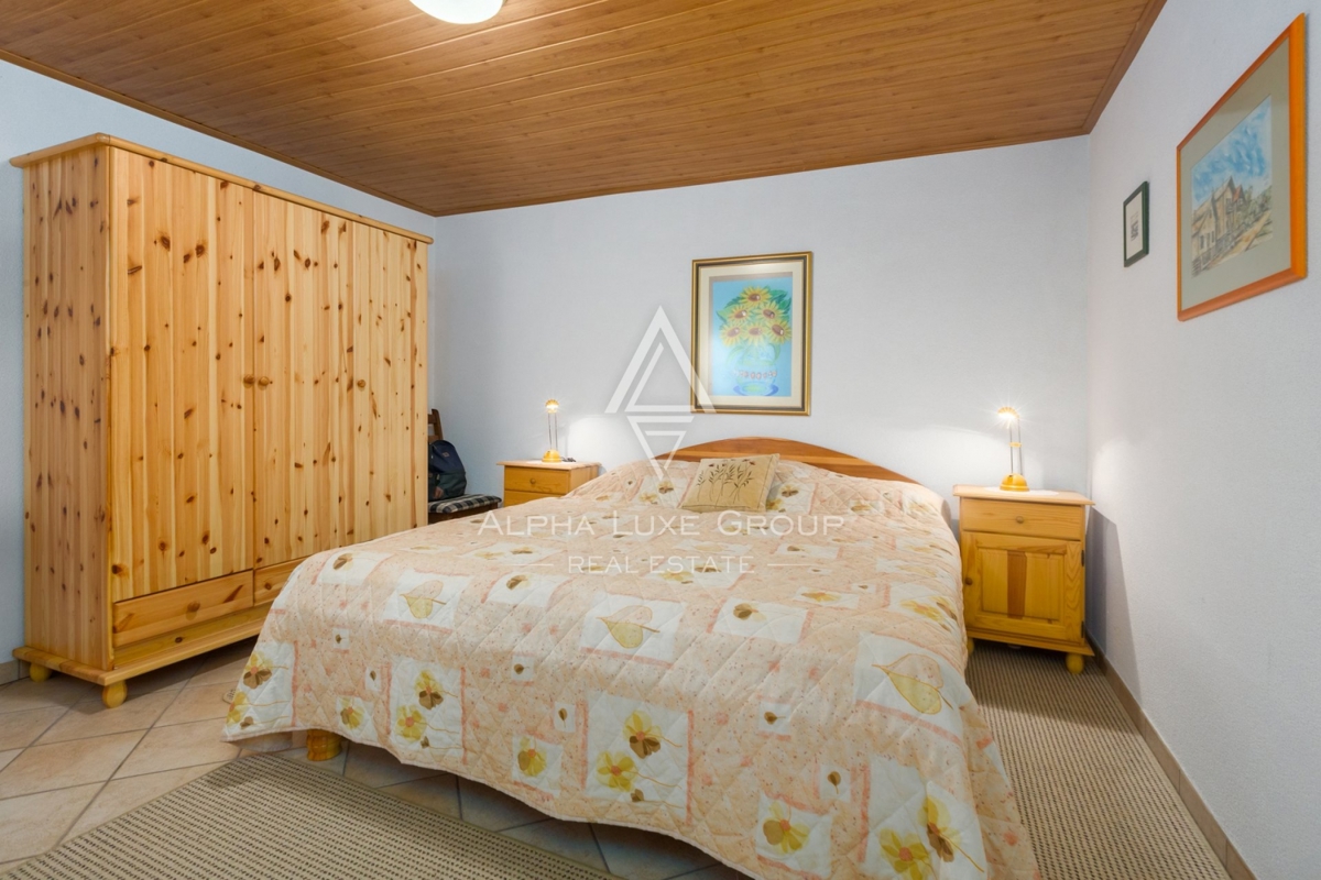 ALPHA LUXE GROUP, Spaziosa villa in vendita vicino a Parenzo, vista panoramica sul mare.