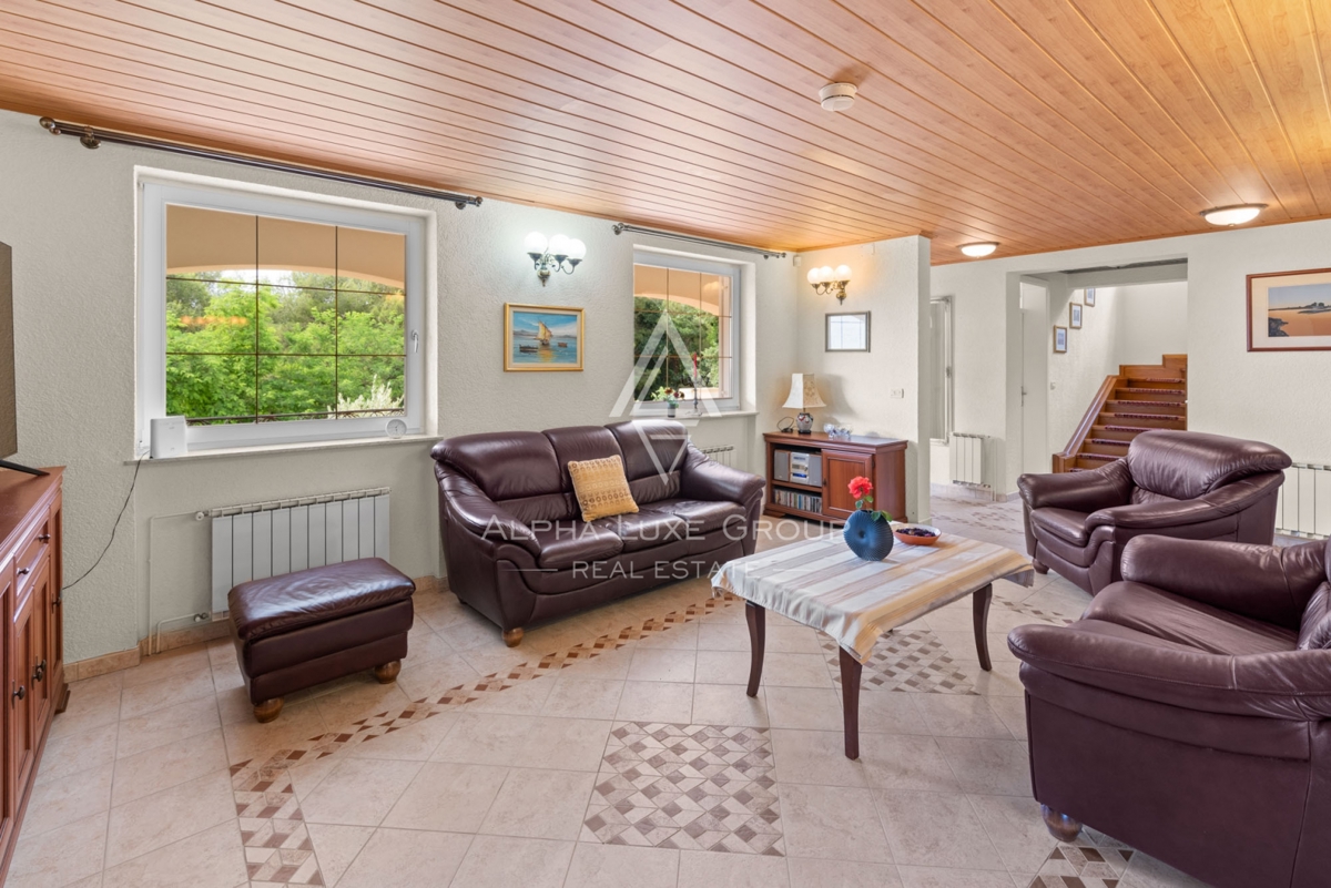 ALPHA LUXE GROUP, Spaziosa villa in vendita vicino a Parenzo, vista panoramica sul mare.