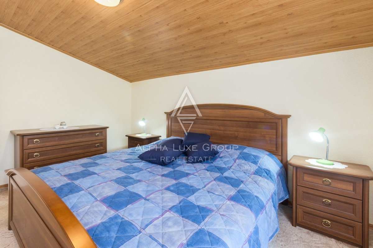 ALPHA LUXE GROUP, Spaziosa villa in vendita vicino a Parenzo, vista panoramica sul mare.