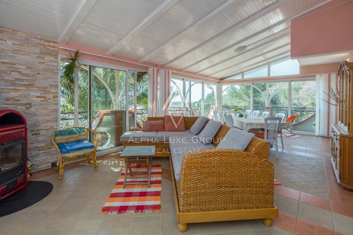 ALPHA LUXE GROUP, Spaziosa villa in vendita vicino a Parenzo, vista panoramica sul mare.