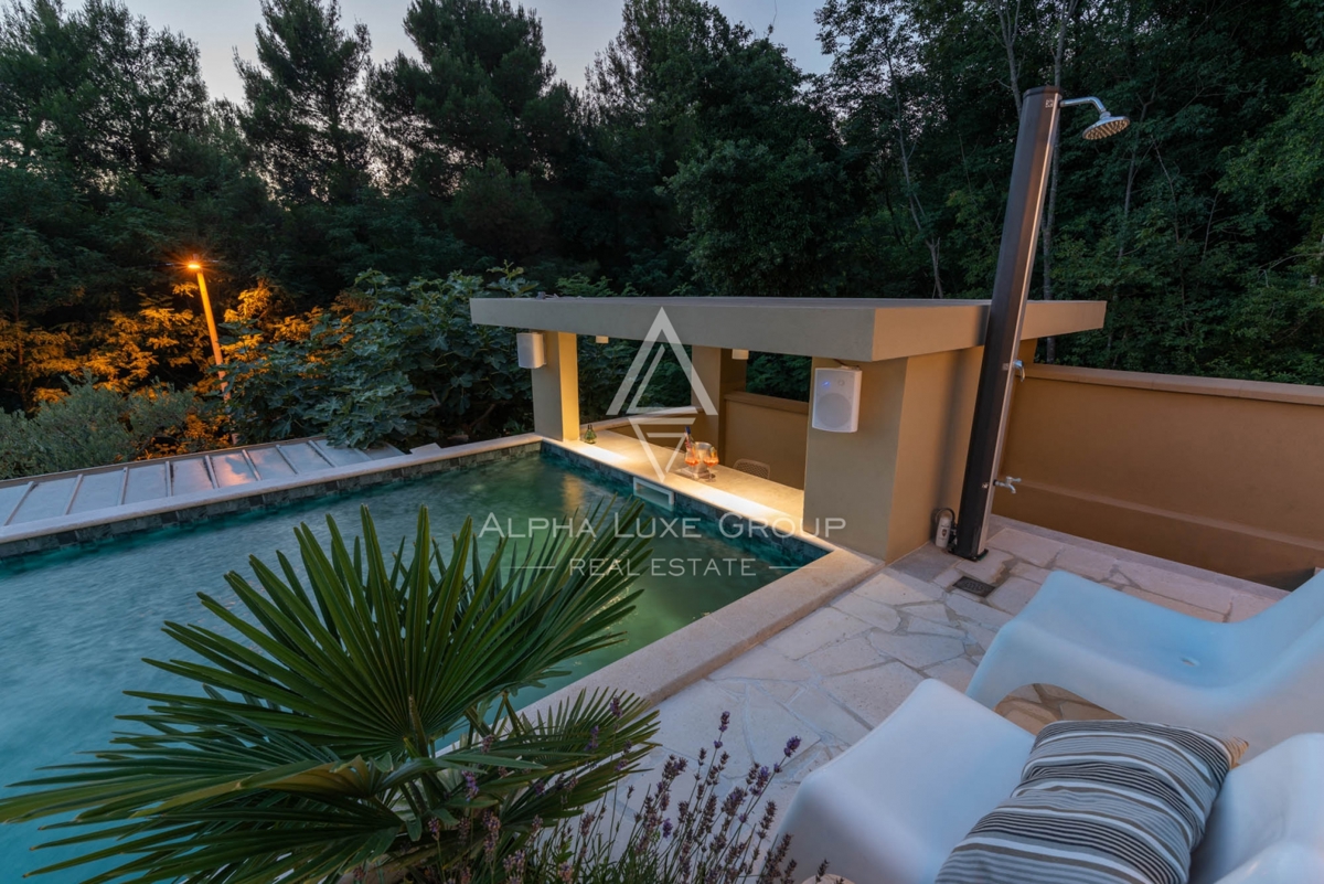 ALPHA LUXE GROUP, Spaziosa villa in vendita vicino a Parenzo, vista panoramica sul mare.