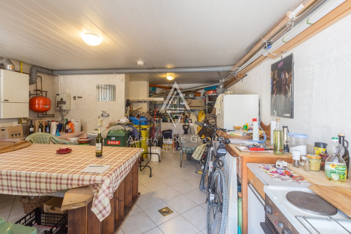 ALPHA LUXE GROUP, Spaziosa villa in vendita vicino a Parenzo, vista panoramica sul mare.