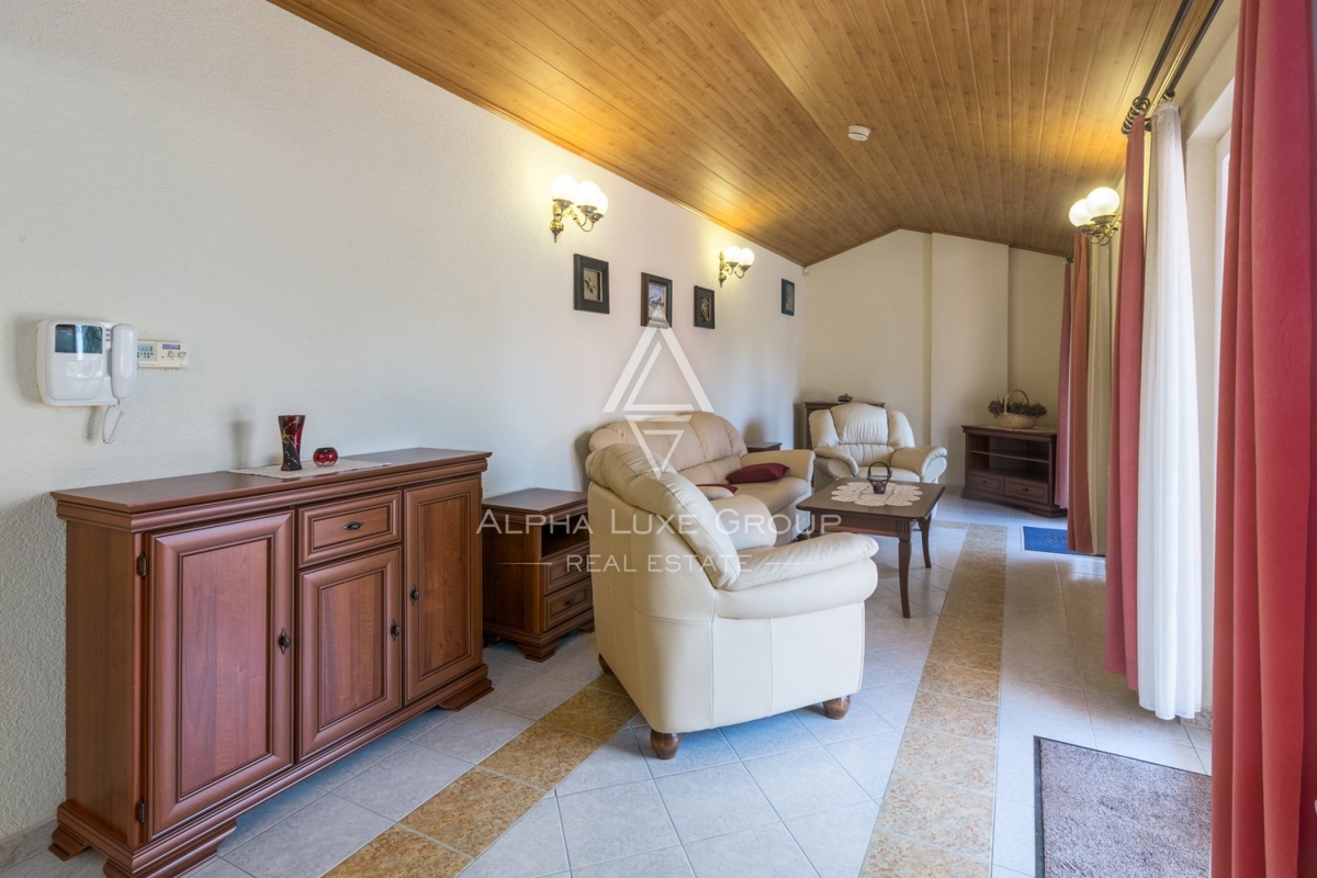 ALPHA LUXE GROUP, Spaziosa villa in vendita vicino a Parenzo, vista panoramica sul mare.