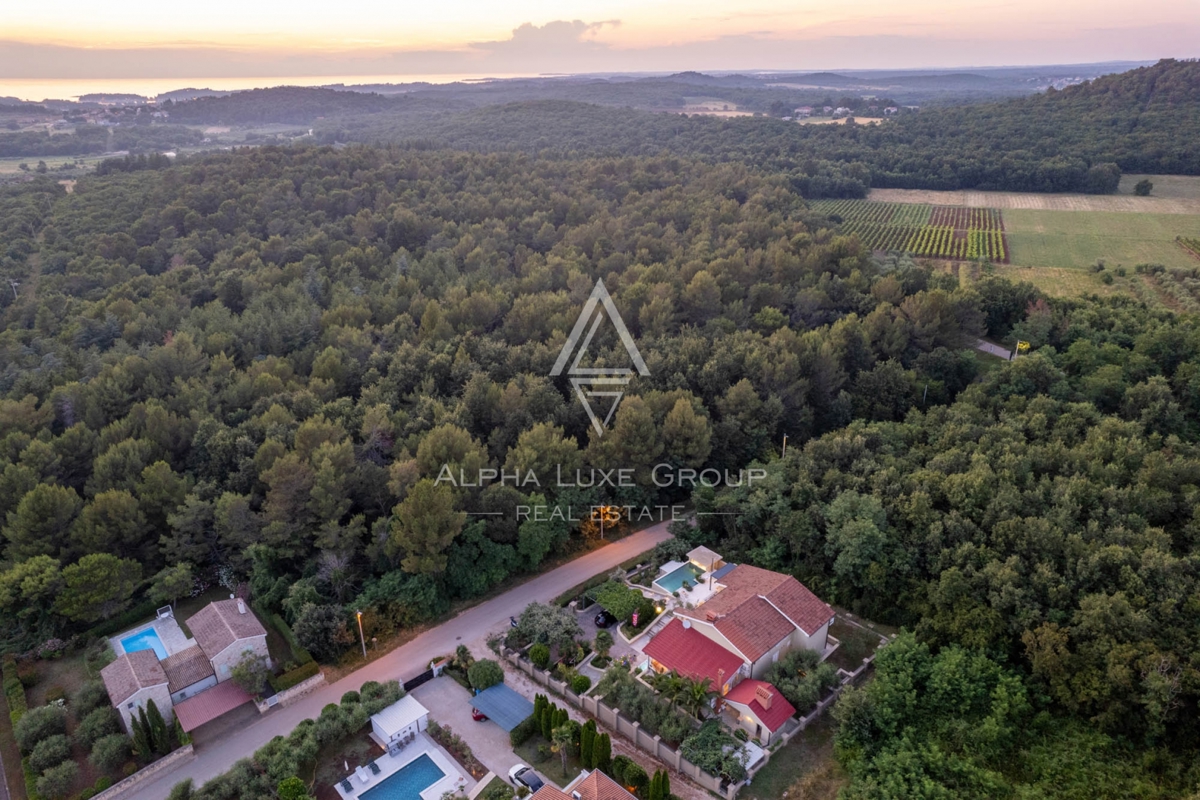 ALPHA LUXE GROUP, Spaziosa villa in vendita vicino a Parenzo, vista panoramica sul mare.