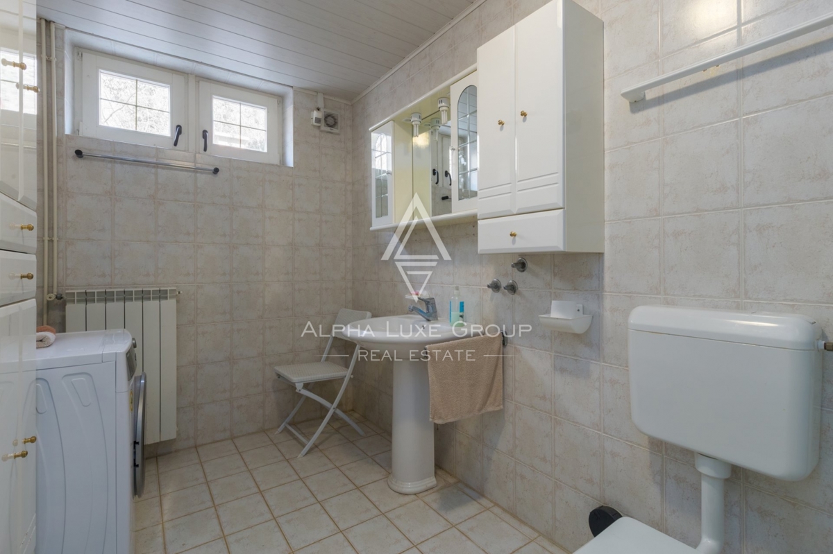 ALPHA LUXE GROUP, Spaziosa villa in vendita vicino a Parenzo, vista panoramica sul mare.