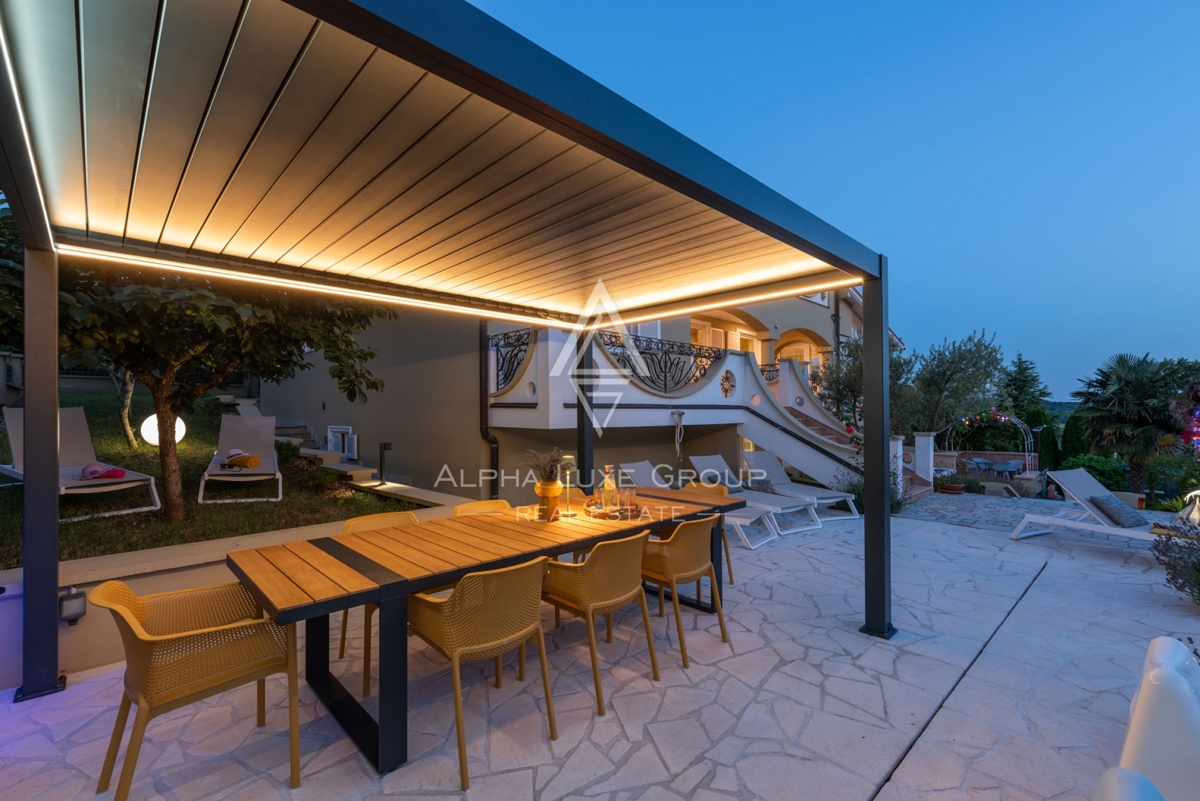 ALPHA LUXE GROUP, Spaziosa villa in vendita vicino a Parenzo, vista panoramica sul mare.