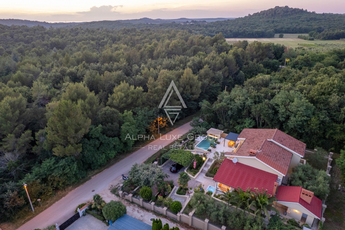 ALPHA LUXE GROUP, Spaziosa villa in vendita vicino a Parenzo, vista panoramica sul mare.