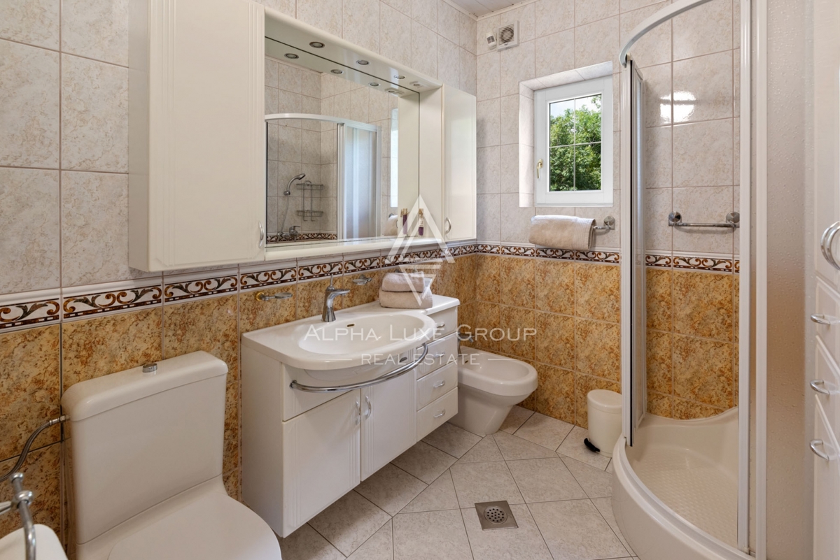 ALPHA LUXE GROUP, Spaziosa villa in vendita vicino a Parenzo, vista panoramica sul mare.