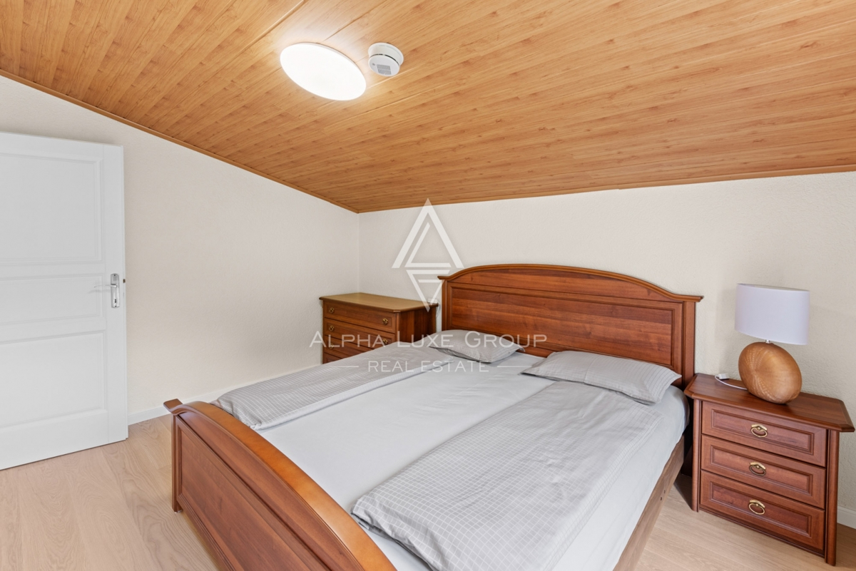 ALPHA LUXE GROUP, Spaziosa villa in vendita vicino a Parenzo, vista panoramica sul mare.