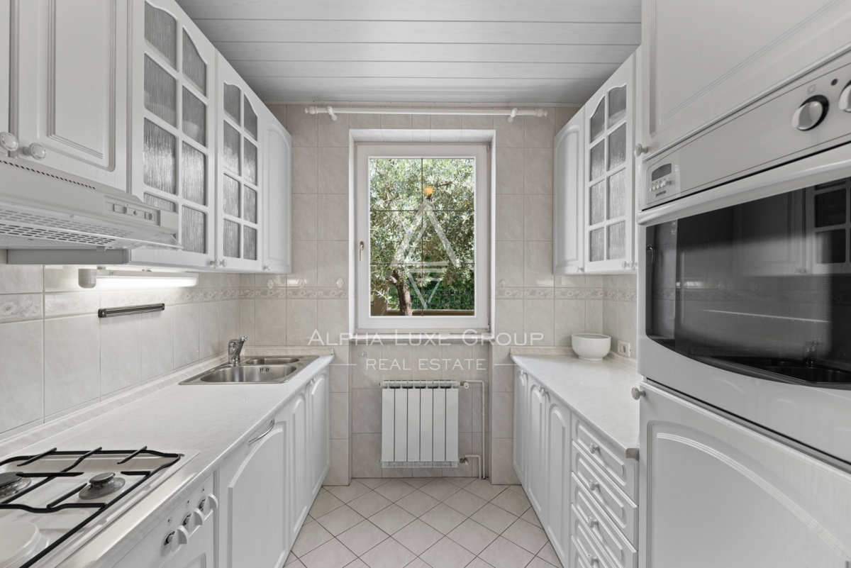 ALPHA LUXE GROUP, Spaziosa villa in vendita vicino a Parenzo, vista panoramica sul mare.