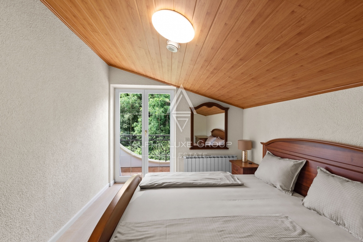 ALPHA LUXE GROUP, Spaziosa villa in vendita vicino a Parenzo, vista panoramica sul mare.