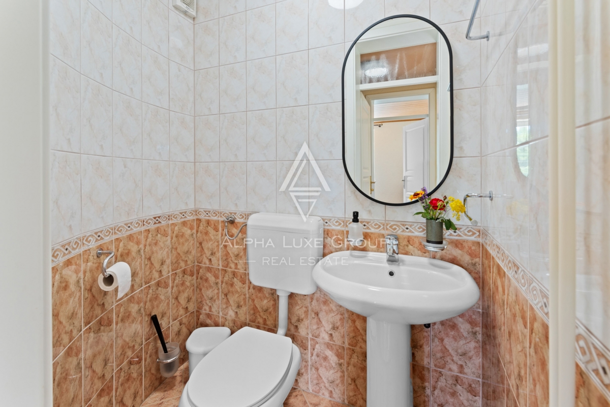 ALPHA LUXE GROUP, Spaziosa villa in vendita vicino a Parenzo, vista panoramica sul mare.