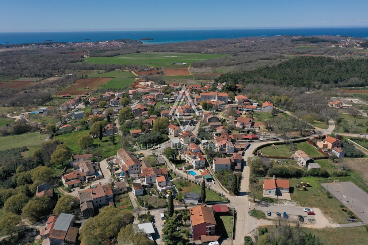 ALPHA LUXE GROUP, Spaziosa villa in vendita vicino a Parenzo, vista panoramica sul mare.