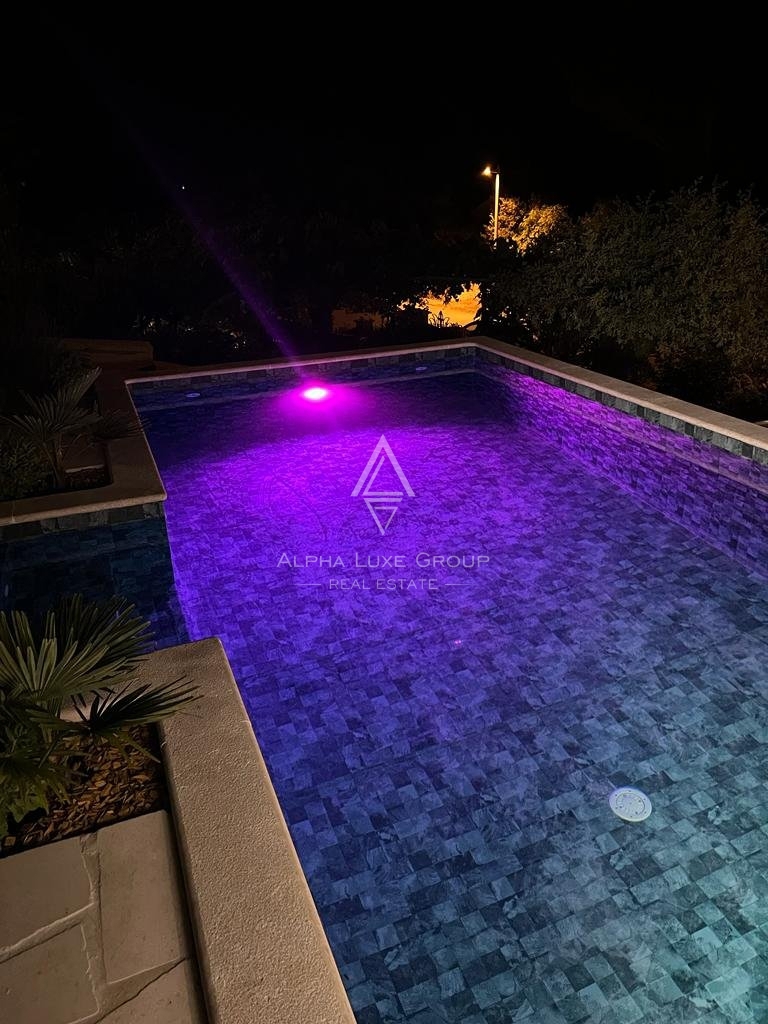 ALPHA LUXE GROUP, Spaziosa villa in vendita vicino a Parenzo, vista panoramica sul mare.