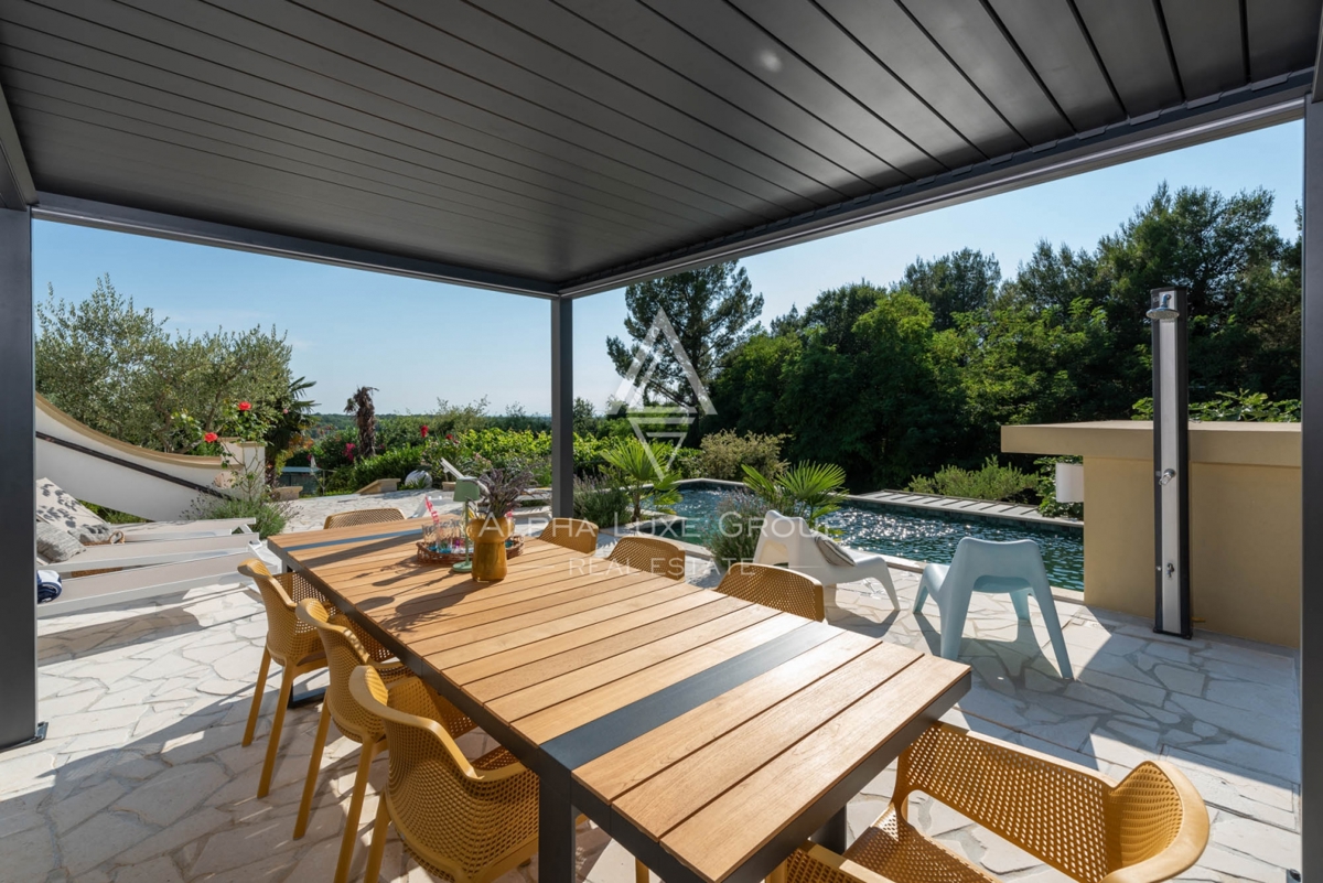 ALPHA LUXE GROUP, Spaziosa villa in vendita vicino a Parenzo, vista panoramica sul mare.