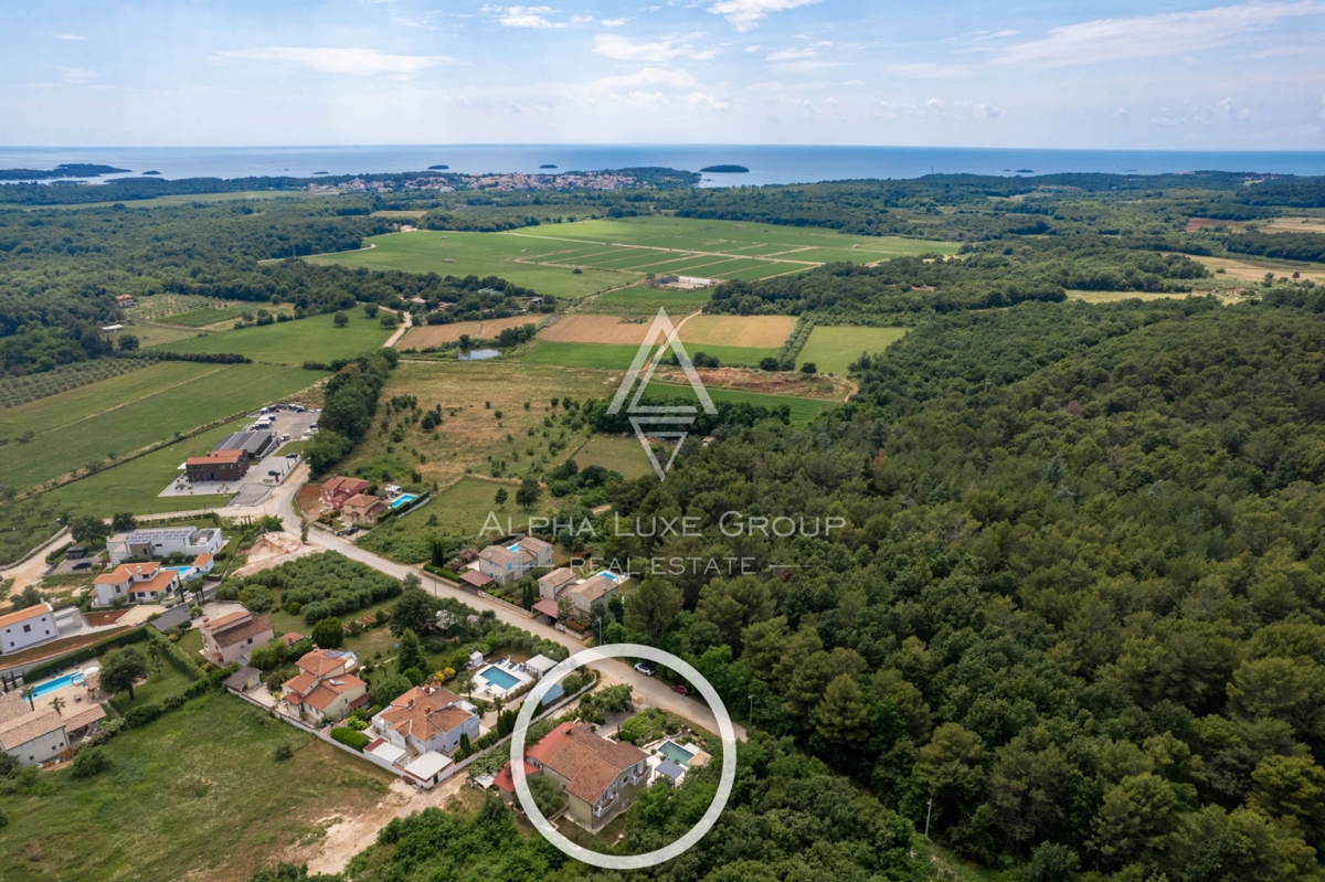 ALPHA LUXE GROUP, Spaziosa villa in vendita vicino a Parenzo, vista panoramica sul mare.