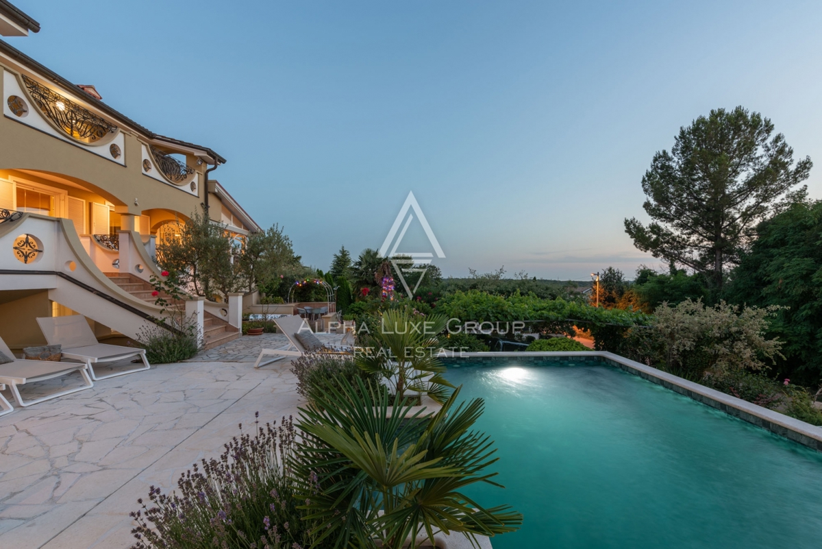 ALPHA LUXE GROUP, Spaziosa villa in vendita vicino a Parenzo, vista panoramica sul mare.