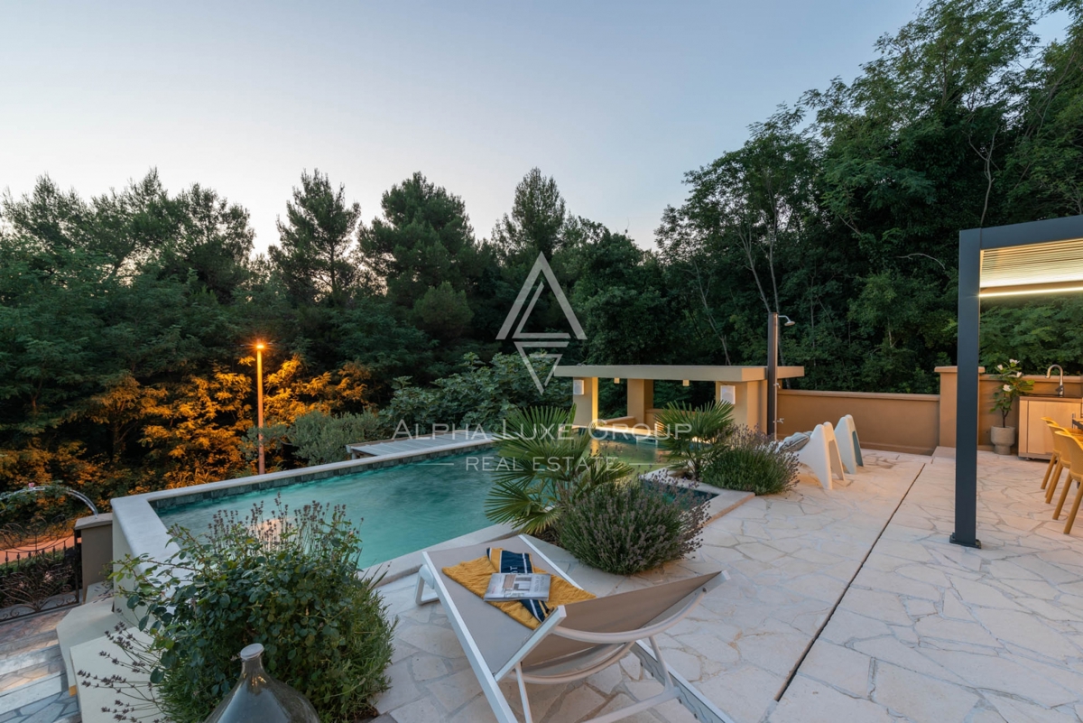 ALPHA LUXE GROUP, Spaziosa villa in vendita vicino a Parenzo, vista panoramica sul mare.