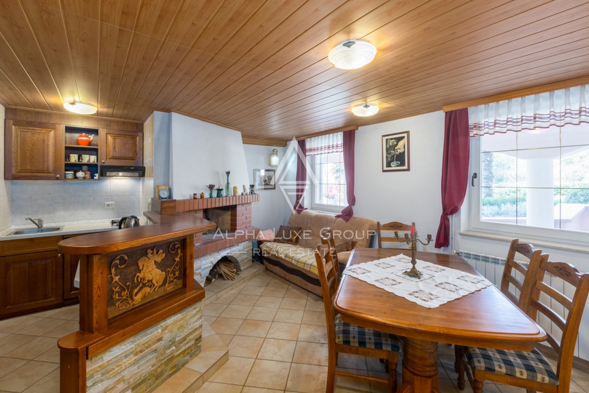 ALPHA LUXE GROUP, Spaziosa villa in vendita vicino a Parenzo, vista panoramica sul mare.