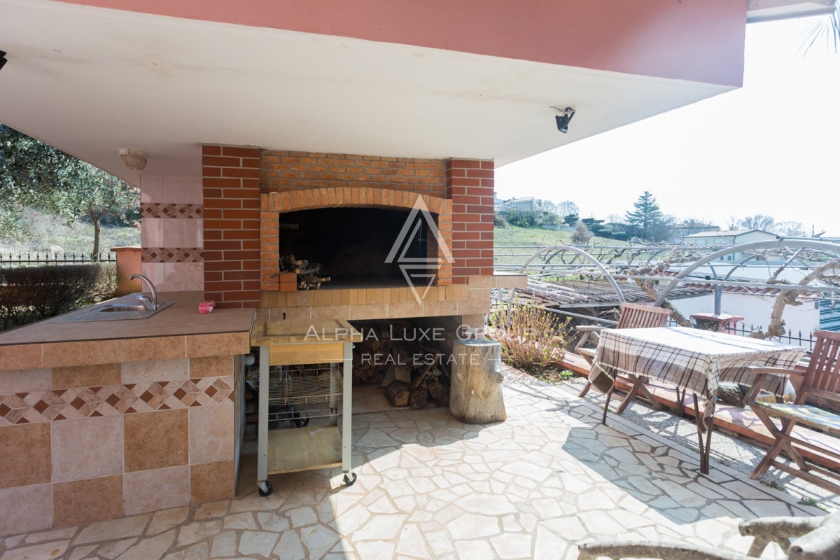 ALPHA LUXE GROUP, Spaziosa villa in vendita vicino a Parenzo, vista panoramica sul mare.