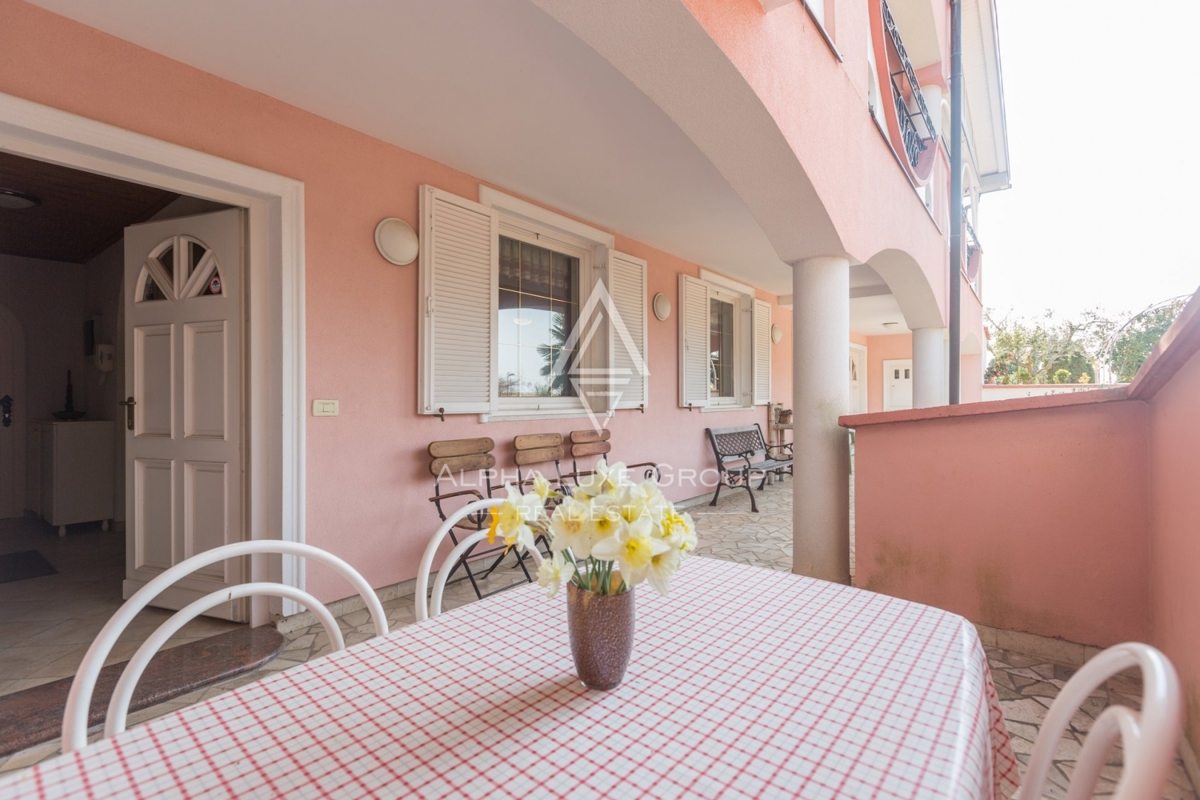 ALPHA LUXE GROUP, Spaziosa villa in vendita vicino a Parenzo, vista panoramica sul mare.