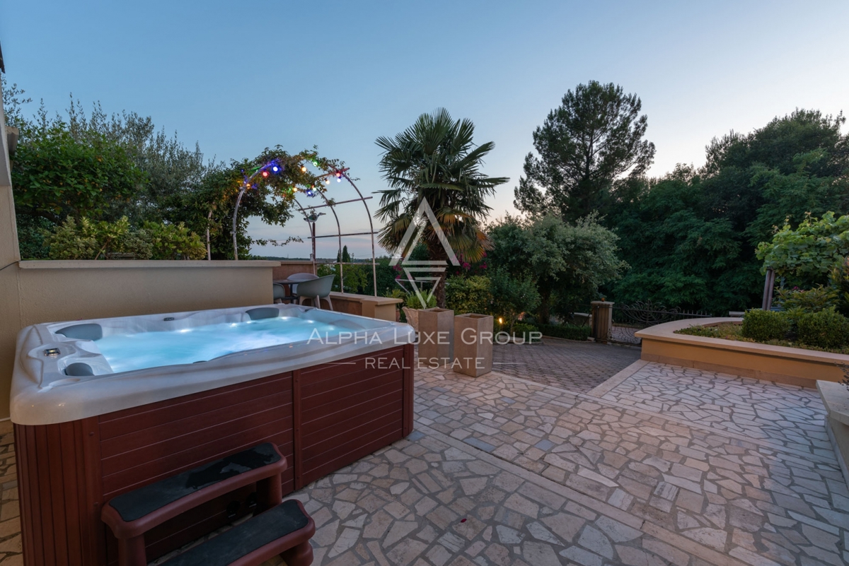 ALPHA LUXE GROUP, Spaziosa villa in vendita vicino a Parenzo, vista panoramica sul mare.