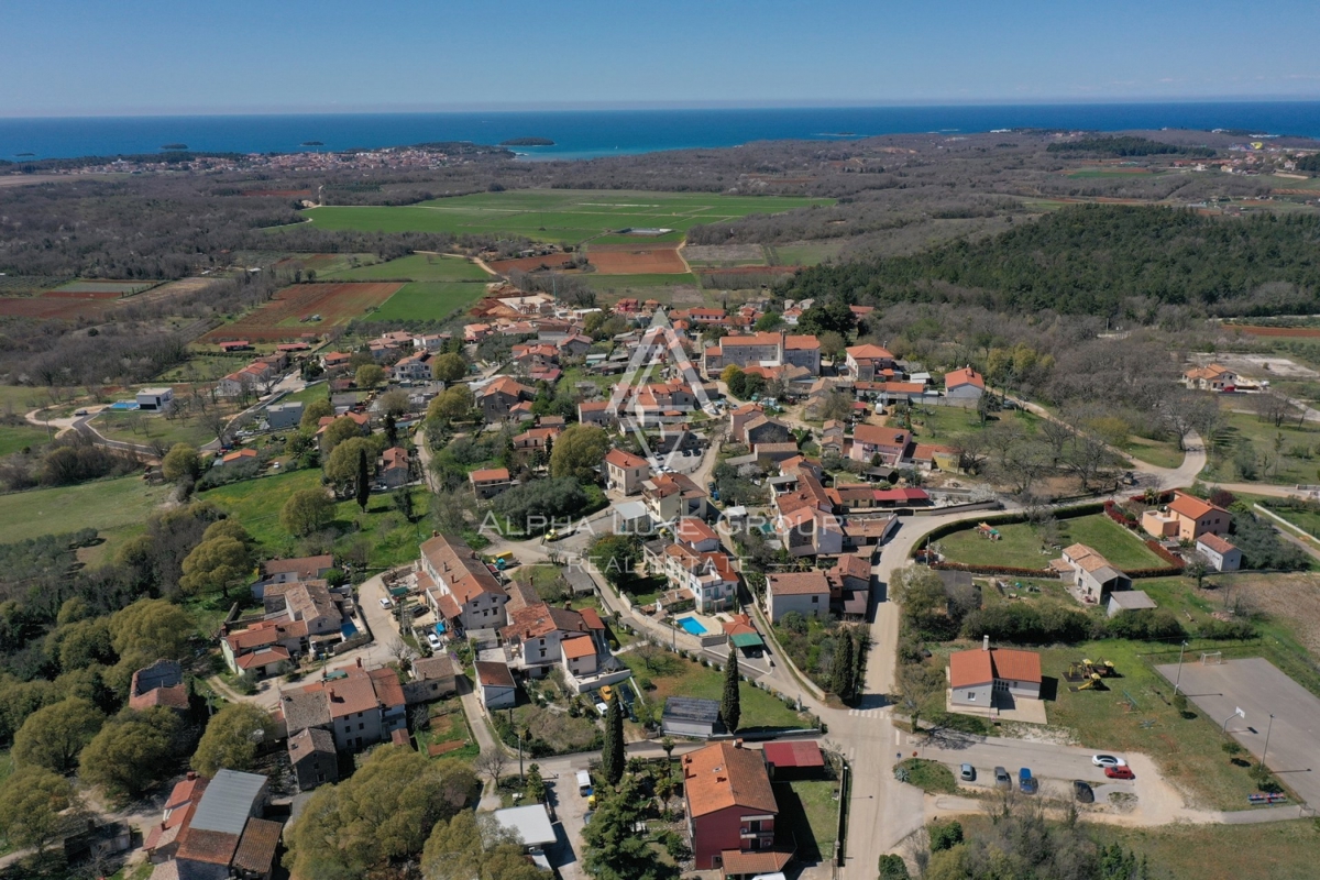 ALPHA LUXE GROUP, Spaziosa villa in vendita vicino a Parenzo, vista panoramica sul mare.