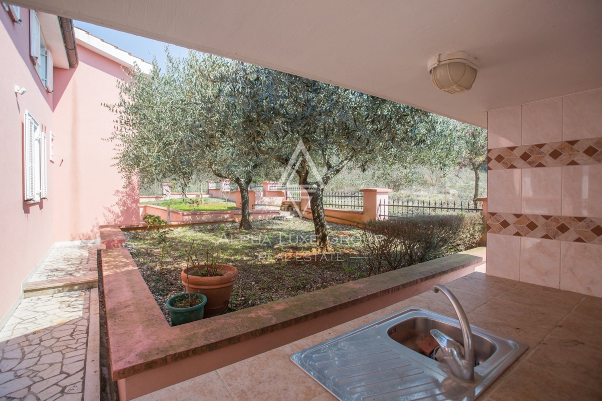 ALPHA LUXE GROUP, Spaziosa villa in vendita vicino a Parenzo, vista panoramica sul mare.