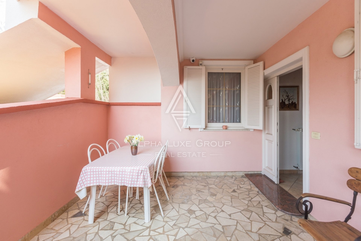 ALPHA LUXE GROUP, Spaziosa villa in vendita vicino a Parenzo, vista panoramica sul mare.