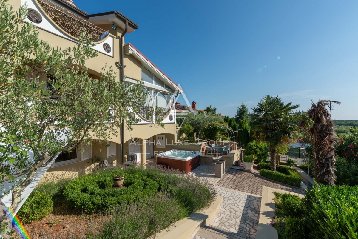 ALPHA LUXE GROUP, Spaziosa villa in vendita vicino a Parenzo, vista panoramica sul mare.