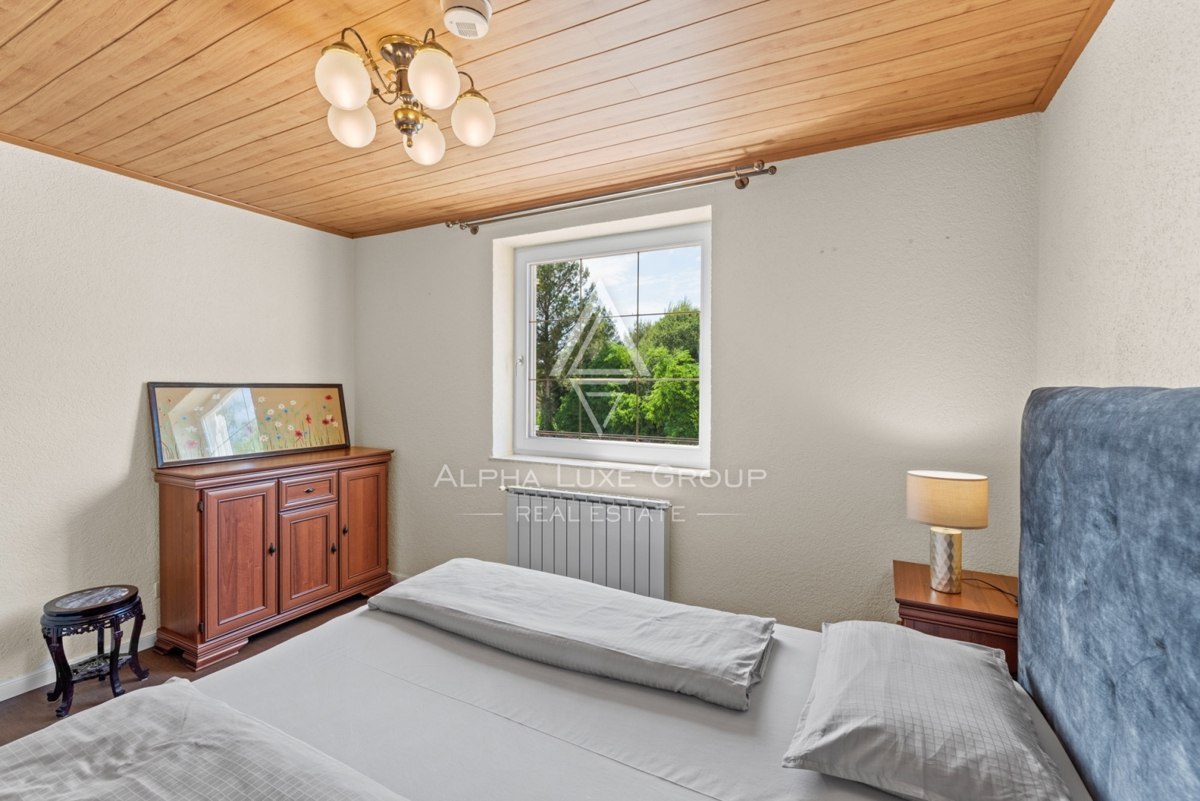 ALPHA LUXE GROUP, Spaziosa villa in vendita vicino a Parenzo, vista panoramica sul mare.