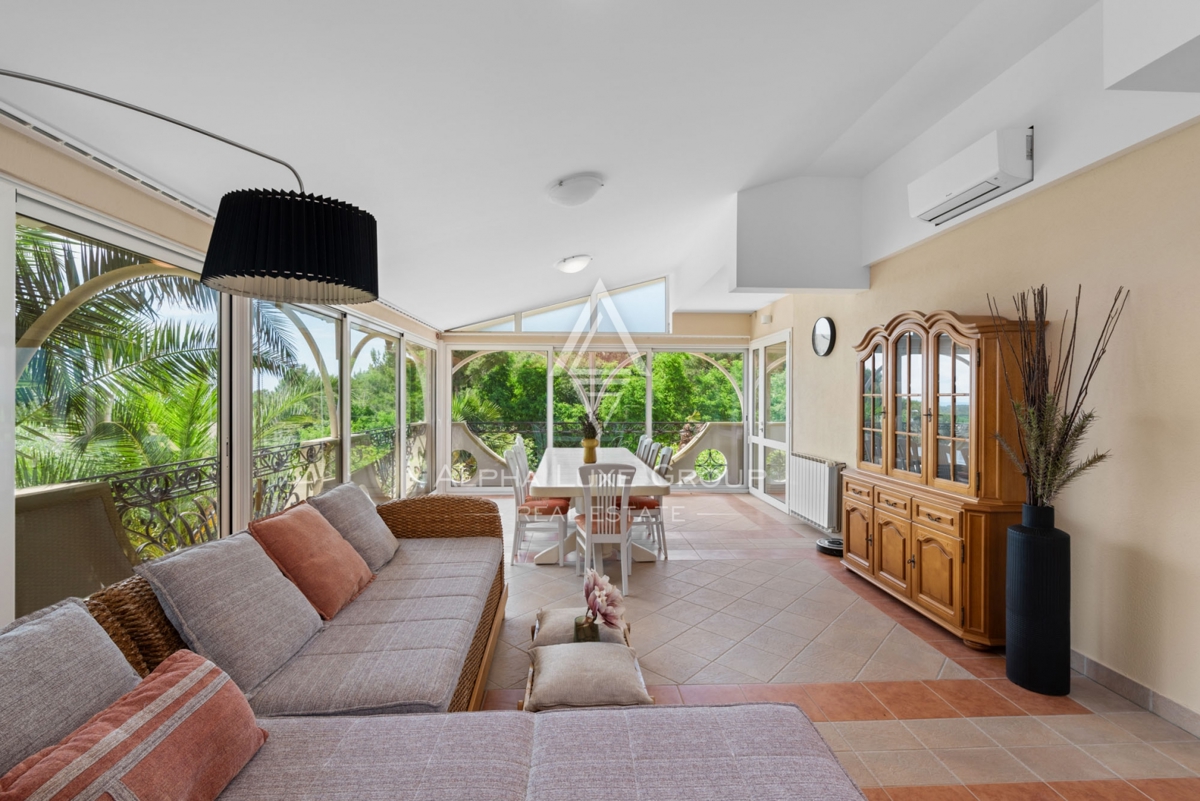 ALPHA LUXE GROUP, Spaziosa villa in vendita vicino a Parenzo, vista panoramica sul mare.