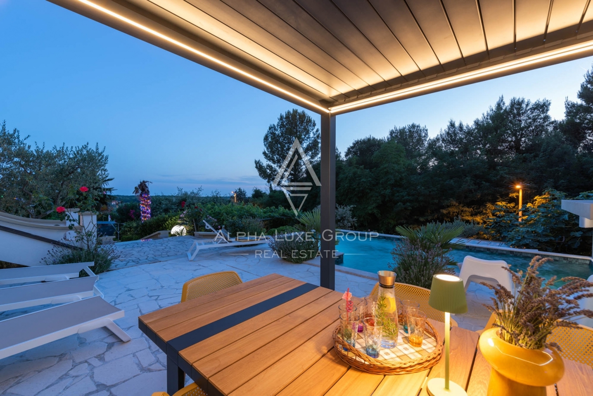 ALPHA LUXE GROUP, Spaziosa villa in vendita vicino a Parenzo, vista panoramica sul mare.