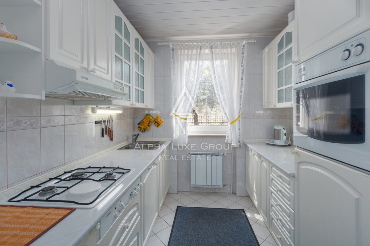 ALPHA LUXE GROUP, Spaziosa villa in vendita vicino a Parenzo, vista panoramica sul mare.