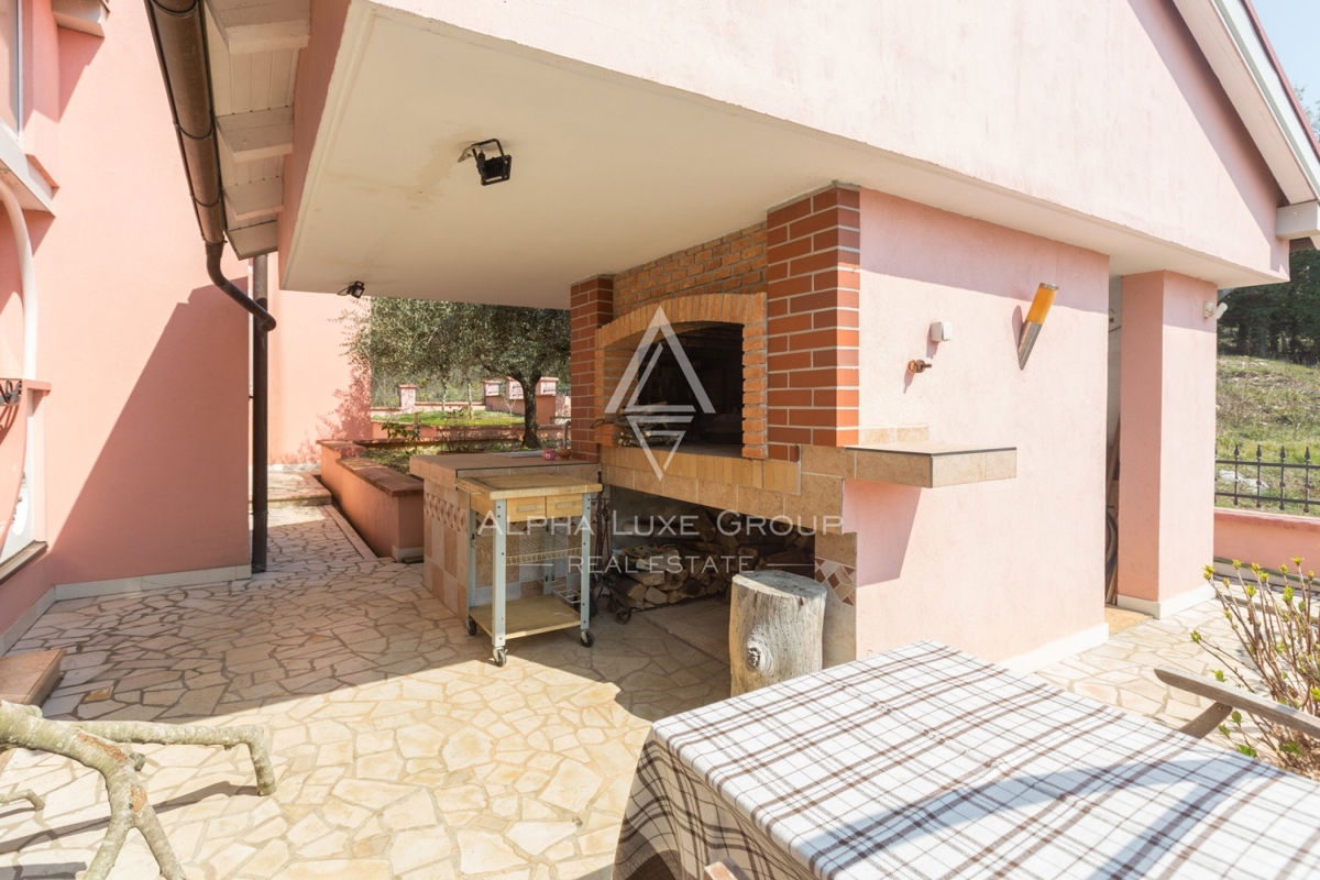 ALPHA LUXE GROUP, Spaziosa villa in vendita vicino a Parenzo, vista panoramica sul mare.