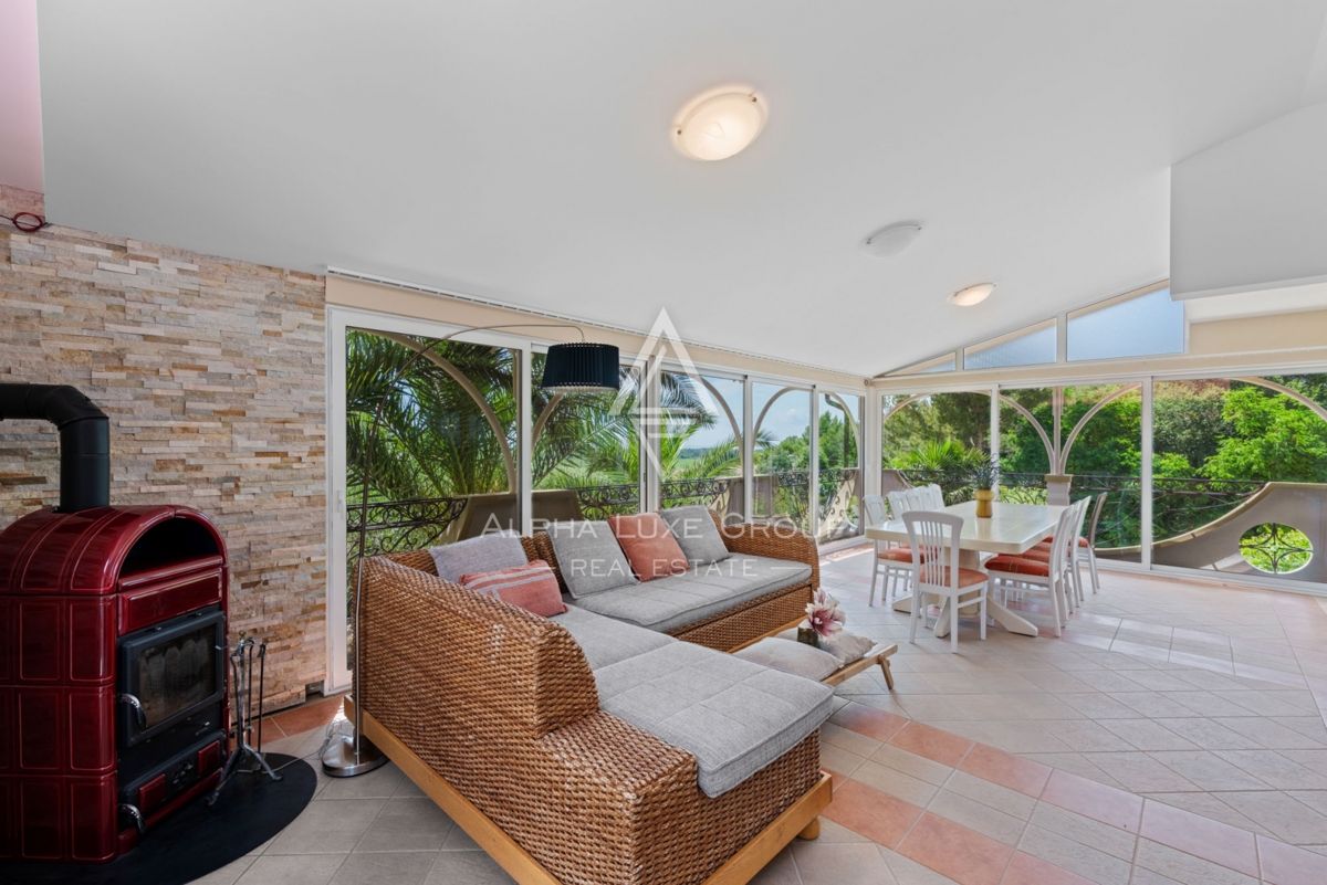 ALPHA LUXE GROUP, Spaziosa villa in vendita vicino a Parenzo, vista panoramica sul mare.