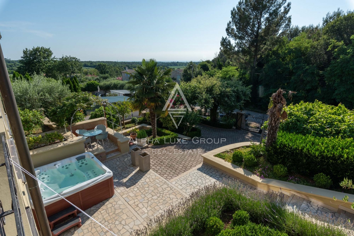 ALPHA LUXE GROUP, Spaziosa villa in vendita vicino a Parenzo, vista panoramica sul mare.