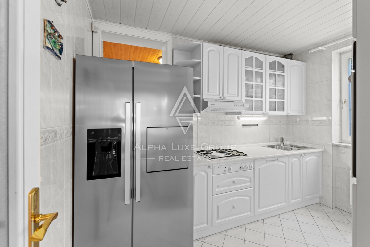 ALPHA LUXE GROUP, Spaziosa villa in vendita vicino a Parenzo, vista panoramica sul mare.