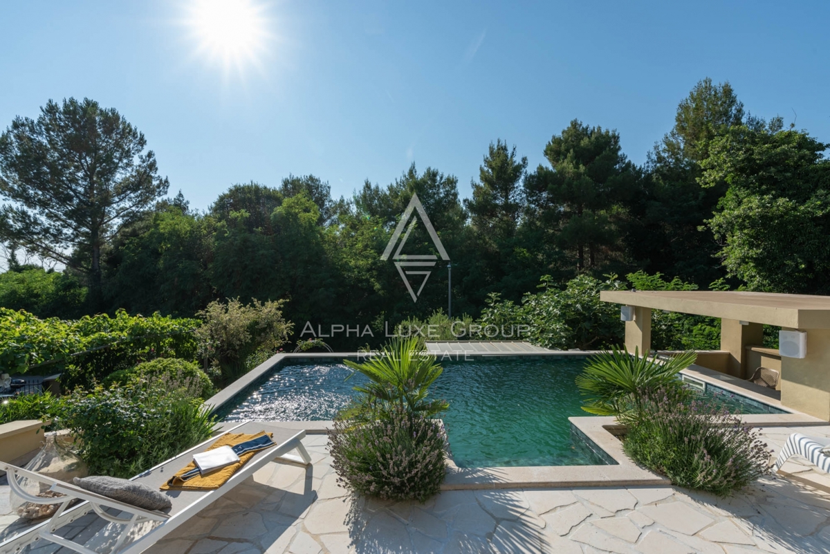 ALPHA LUXE GROUP, Spaziosa villa in vendita vicino a Parenzo, vista panoramica sul mare.