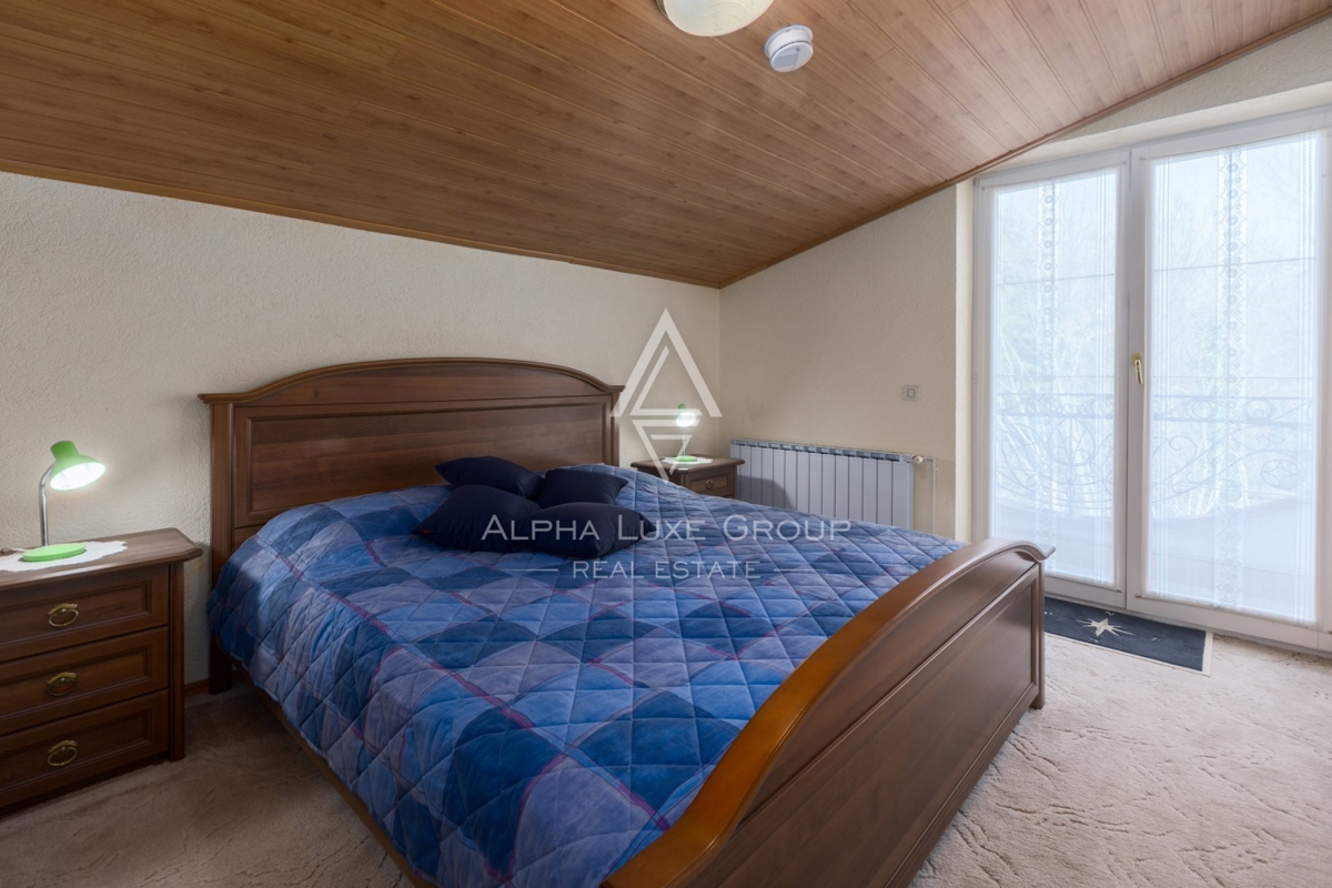 ALPHA LUXE GROUP, Spaziosa villa in vendita vicino a Parenzo, vista panoramica sul mare.