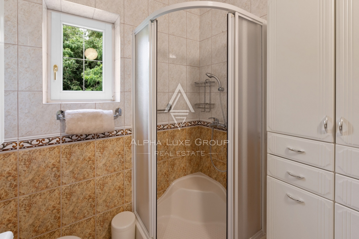 ALPHA LUXE GROUP, Spaziosa villa in vendita vicino a Parenzo, vista panoramica sul mare.