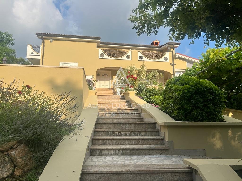 ALPHA LUXE GROUP, Spaziosa villa in vendita vicino a Parenzo, vista panoramica sul mare.