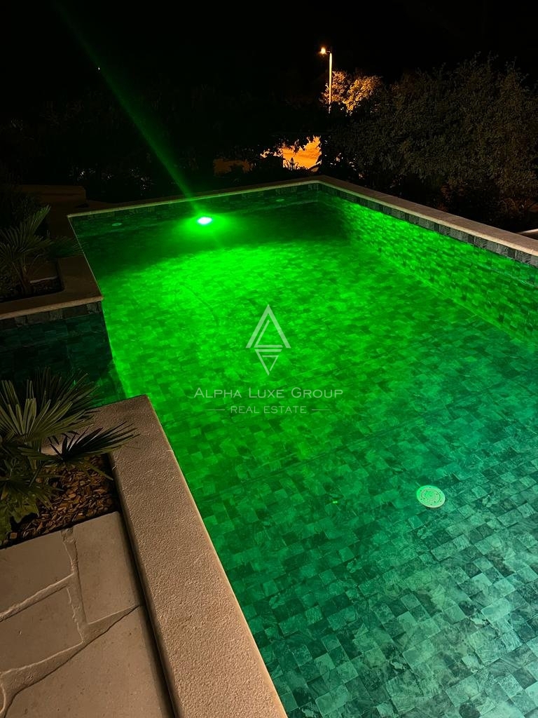 ALPHA LUXE GROUP, Spaziosa villa in vendita vicino a Parenzo, vista panoramica sul mare.