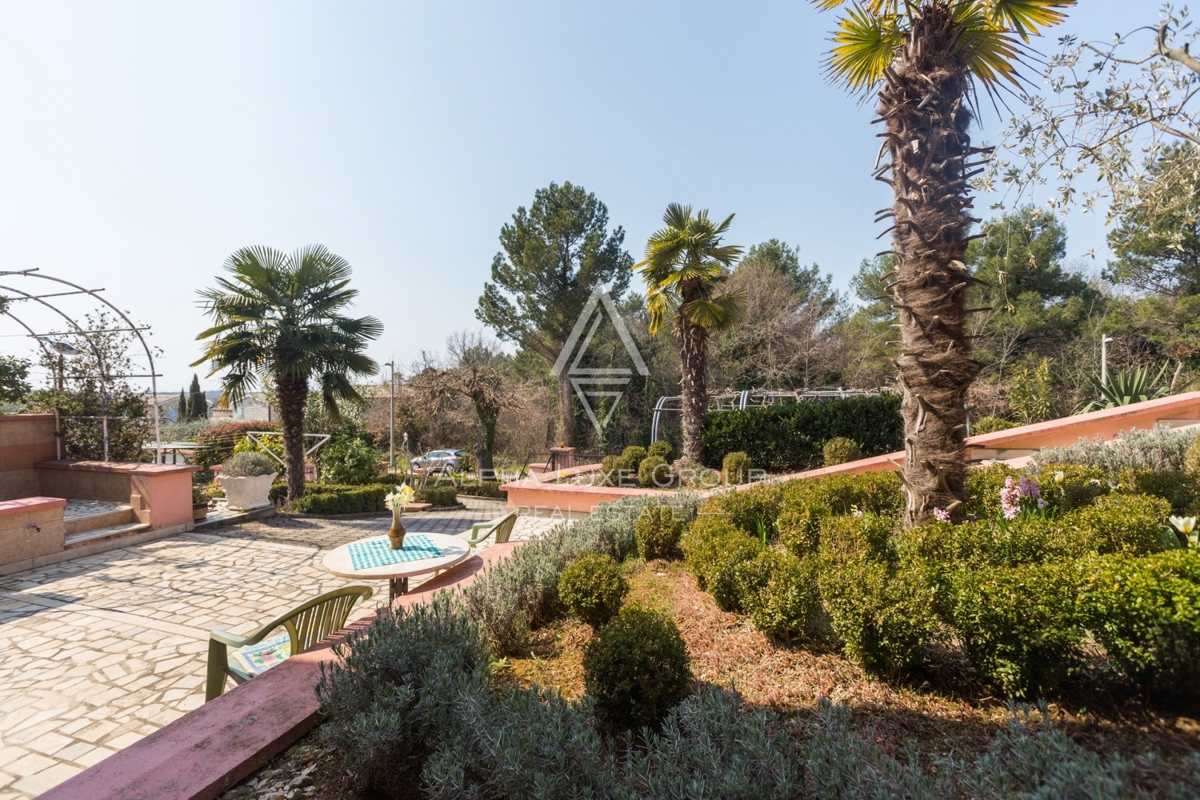 ALPHA LUXE GROUP, Spaziosa villa in vendita vicino a Parenzo, vista panoramica sul mare.