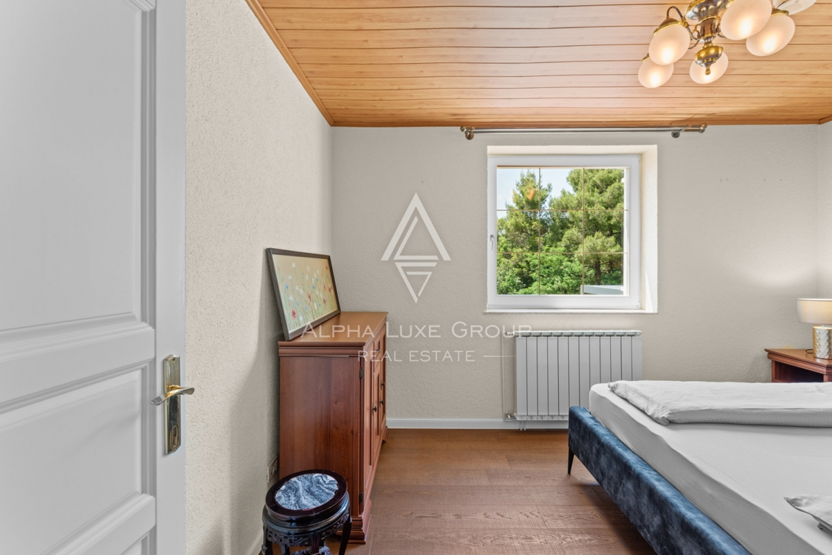 ALPHA LUXE GROUP, Spaziosa villa in vendita vicino a Parenzo, vista panoramica sul mare.