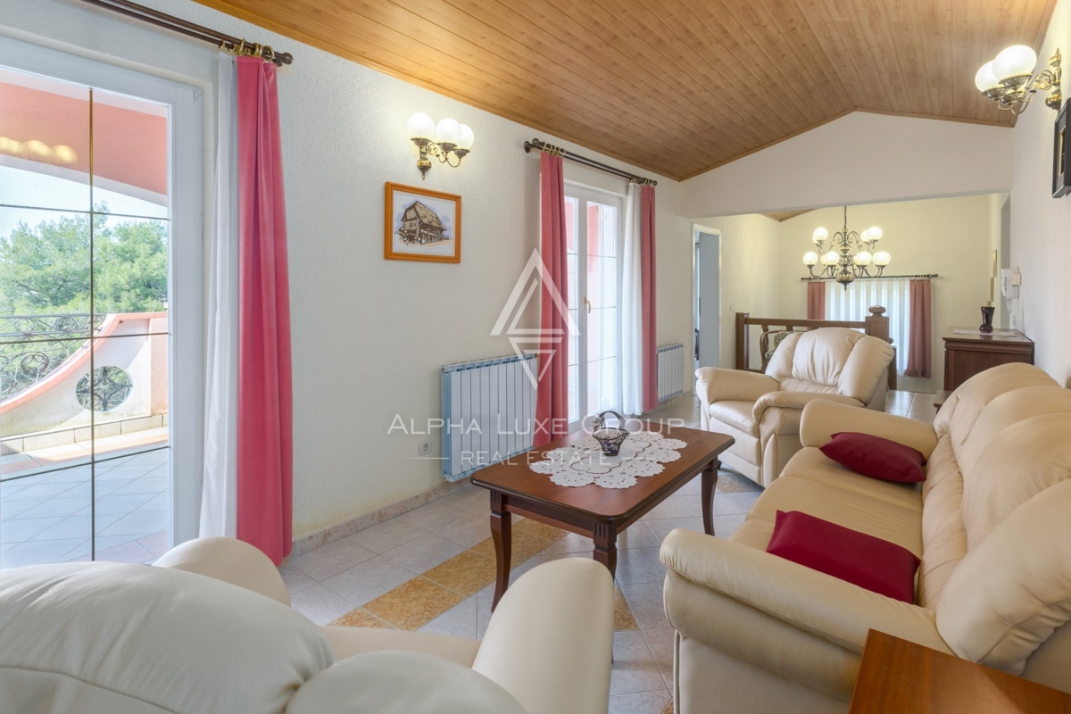 ALPHA LUXE GROUP, Spaziosa villa in vendita vicino a Parenzo, vista panoramica sul mare.