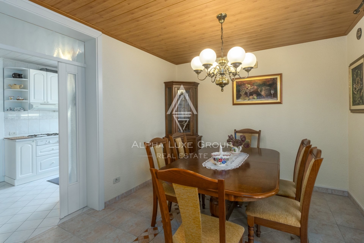 ALPHA LUXE GROUP, Spaziosa villa in vendita vicino a Parenzo, vista panoramica sul mare.