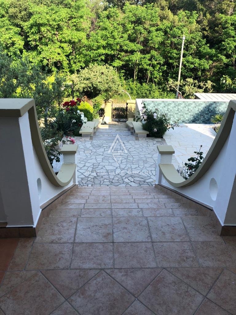 ALPHA LUXE GROUP, Spaziosa villa in vendita vicino a Parenzo, vista panoramica sul mare.