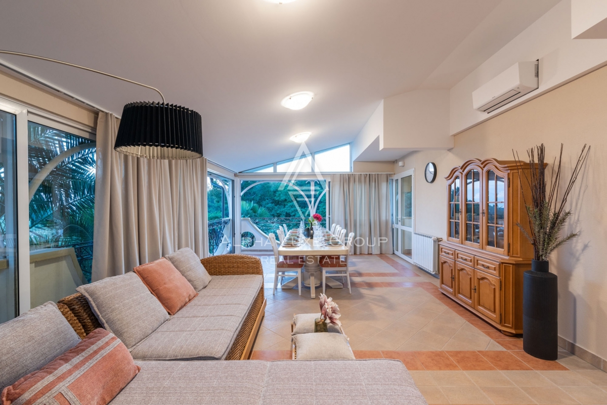 ALPHA LUXE GROUP, Spaziosa villa in vendita vicino a Parenzo, vista panoramica sul mare.