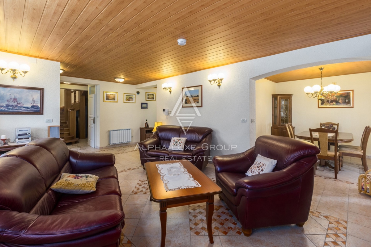 ALPHA LUXE GROUP, Spaziosa villa in vendita vicino a Parenzo, vista panoramica sul mare.